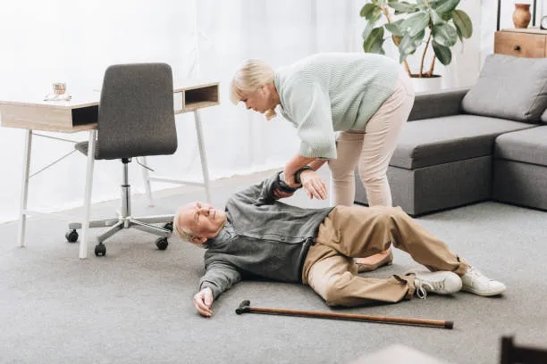 Que faire après une chute d’une personne âgée à domicile
