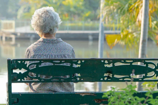 À partir de quand une personne âgée ne devrait plus vivre seule ?